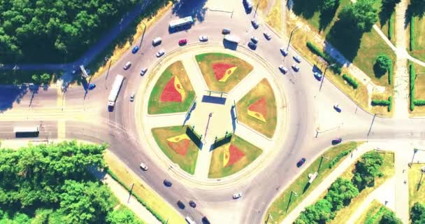 Hiperlapso aéreo timelapse do tráfego da cidade no cruzamento de rua círculo crossroad. Carros, autocarros, camiões. Estrada centro da cidade . — Vídeo de Stock