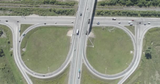 二重丸の十字路交差点で都市交通の空中 Hyperlapse タイムラプス 乗用車 トラック 都市高速道路の道路 垂直方向のビュー 速い動き — ストック動画