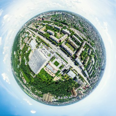 Kesişen yollar, evler, binalar, parklar ve otoparklar olan havacılık şehri manzarası. Güneşli yaz panoramik resmi