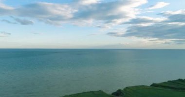 Bulutların üzerinde Yalı ve günbatımı hava hyperlapse. Timelapse drone fly okyanus banka. Yüksek hızlı yatay hareketli.