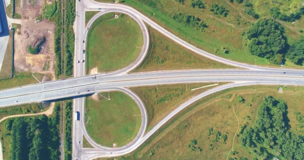 Zeitraffer der Luftaufnahme des Stadtverkehrs an einer Straßenkreuzung. Autobahnstraße. vertikale Ansicht. Schnelle Bewegung. — Stockvideo