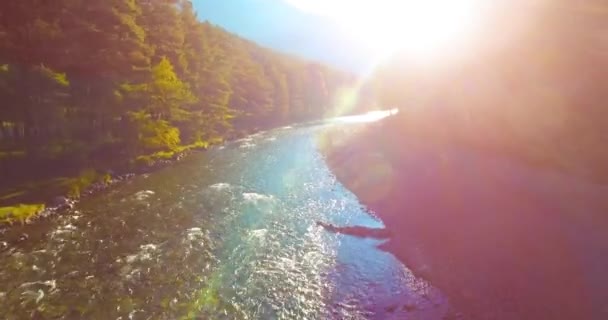 Vuelo en medio del aire sobre un río de montaña fresco y limpio en la soleada mañana de verano — Vídeos de Stock