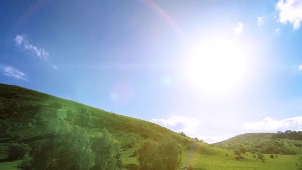 4K UHD montagna prato timelapse durante l'estate. Nuvole, alberi, erba verde e raggi del sole movimento. — Video Stock