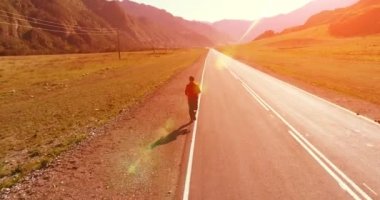 Mükemmel asfalt yolda sporcunun önünde alçak irtifa uçuşu.