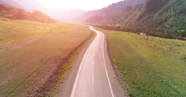 Voo sobre estrada de montanha asfalto e prado — Vídeo de Stock