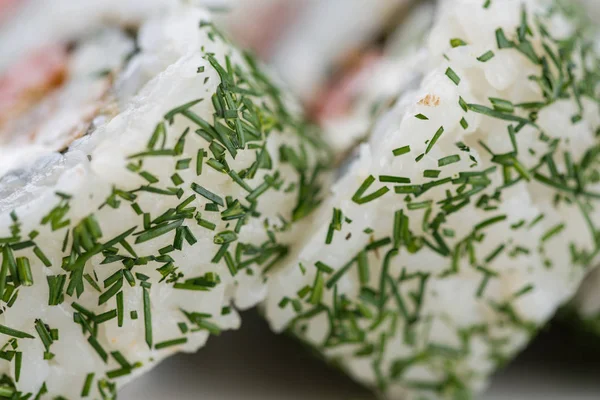 Restaurante de comida japonesa, plato de rollo de sushi maki gunkan o set de platos. Conjunto y composición de sushi — Foto de Stock