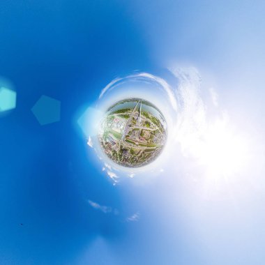 Kesişen yollar ve yollar olan havacılık şehri manzarası, binalar. Helikopter vuruldu. Panoramik resim.