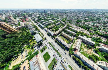 Kesişen yollar, evler, binalar, parklar ve otoparklar olan havacılık şehri manzarası. Güneşli yaz panoramik resmi