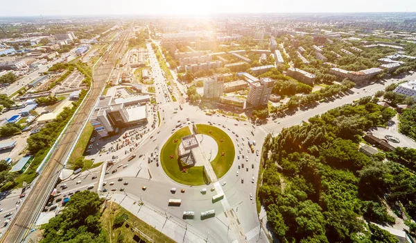 Vista aérea de la ciudad con carreteras, casas y edificios. — Foto de Stock