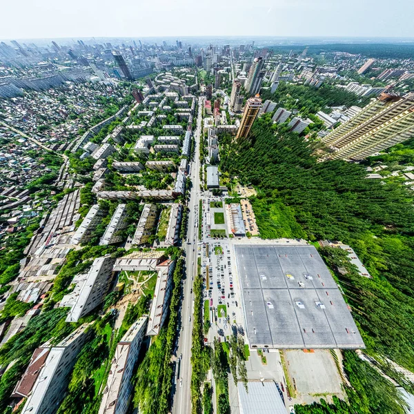 Uitzicht op de stad vanuit de lucht met kruispunten en wegen, huizen, gebouwen, parken en parkeerplaatsen. Zonnige zomer panoramisch beeld — Stockfoto