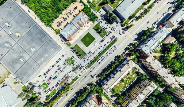 空中城市景观与交叉口和道路，房屋，建筑物，公园和停车场。阳光灿烂的夏日全景形象 — 图库照片