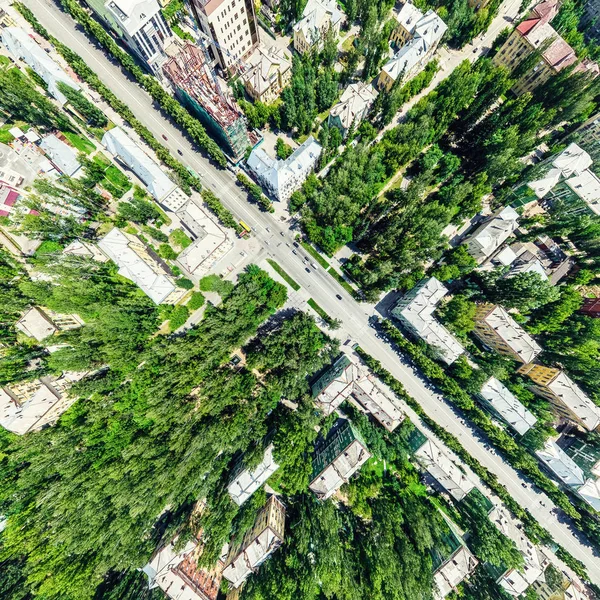 Vista aérea de la ciudad con encrucijadas y caminos, casas, edificios, parques y estacionamientos. Imagen panorámica soleada de verano —  Fotos de Stock