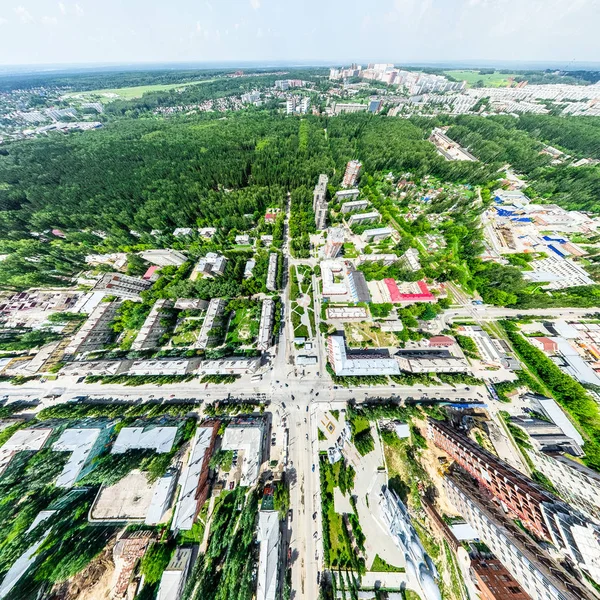 Vista aerea sulla città con crocevia e strade, case, edifici, parchi e parcheggi. Estate soleggiata immagine panoramica — Foto Stock