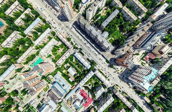 Vista aérea da cidade com encruzilhada e estradas, casas, edifícios, parques e estacionamentos. Verão ensolarado imagem panorâmica — Fotografia de Stock