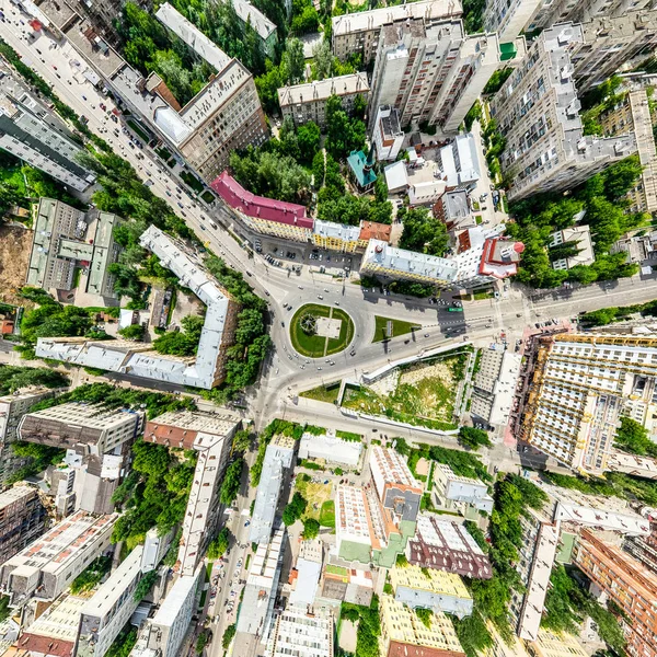 Letecký výhled na město s křižovatkou a silnic, domů, budov, parků a parkovišť. Slunečné léto panoramatický obraz — Stock fotografie