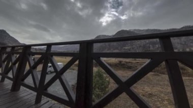 Yüksek teraslarda, bulutlu dağ manzarasında ahşap çitlerin zamanı. Yatay kaydırma hareketi