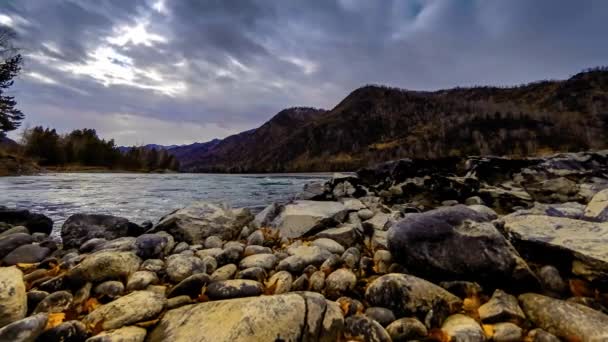 Plan temporel d'une rivière près de la forêt de montagne. D'énormes rochers et des nuages rapides se déplacent. Mouvement horizontal du curseur — Video