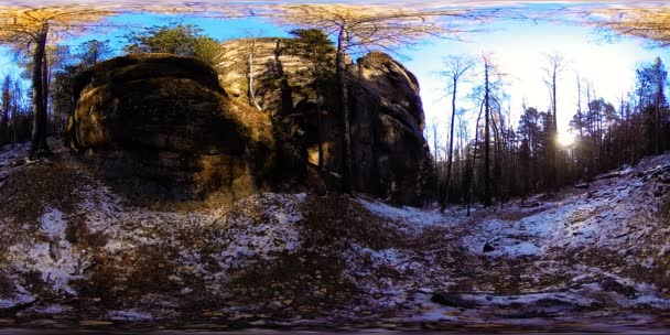 4K 360 VR Realidade virtual de uma bela cena de montanha no outono. Montanhas siberianas selvagens. — Vídeo de Stock