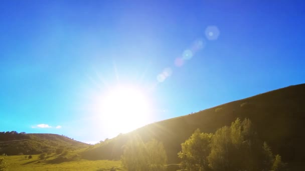 4K UHD lunca de munte timelapse în timpul verii. Nori, copaci, iarbă verde și raze de soare . — Videoclip de stoc
