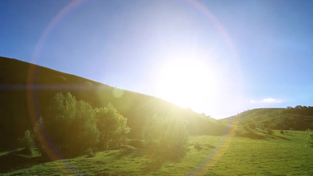 4K UHD montaña prado timelapse en el verano. Nubes, árboles, hierba verde y rayos de sol movimiento. — Vídeos de Stock