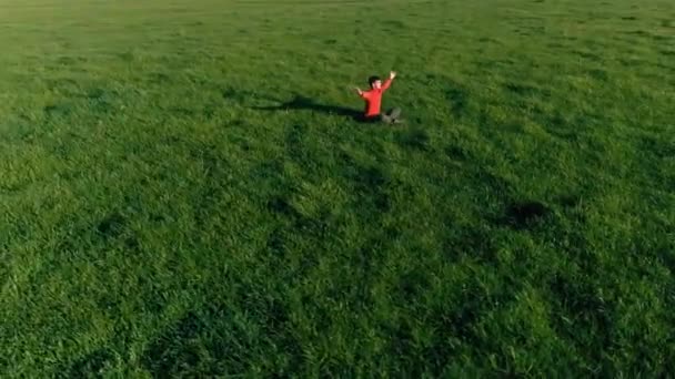 Lage hoogte radiale vlucht over sport yoga man op perfect groen gras. Zonsondergang in de bergen. — Stockvideo