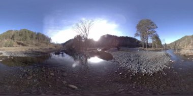 4K 360 VR güzel bir dağ sahnesinin sonbahar ya da yaz başında sanal gerçekliği. Vahşi dağlar, çam ormanı ve nehir akıntıları. Ulusal park, çayır ve güneş ışınları.