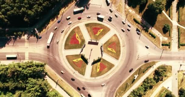 Iperlapsi aerea timelapse del traffico cittadino su incrocio strada circolare incrocio. Auto, autobus, camion. Centro città strada . — Video Stock