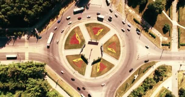 Aerial hyperlapse timelapse of city traffic on circle crossroad street intersection. Coches, autobuses, camiones. Centro de la ciudad carretera . — Vídeos de Stock