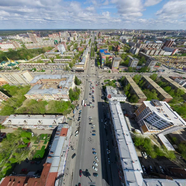 Kesişen yollar ve yollar olan havacılık şehri manzarası, binalar. Helikopter vuruldu. Panoramik resim.