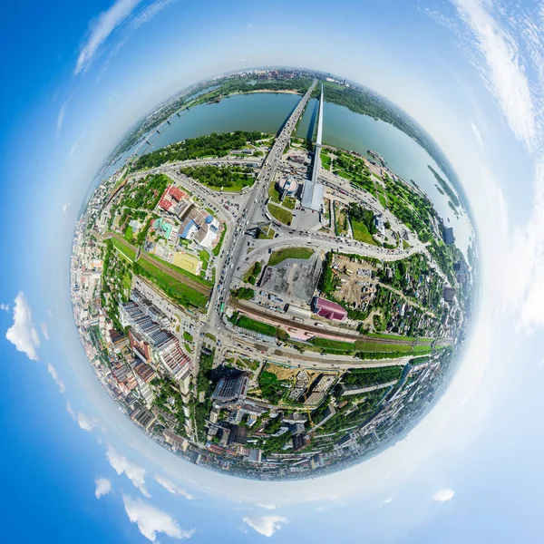 Kesişen yollar ve yollar olan havacılık şehri manzarası, binalar. Helikopter vuruldu. Panoramik resim.