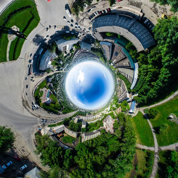 Kesişen yollar ve yollar olan havacılık şehri manzarası, binalar. Helikopter vuruldu. Panoramik resim.
