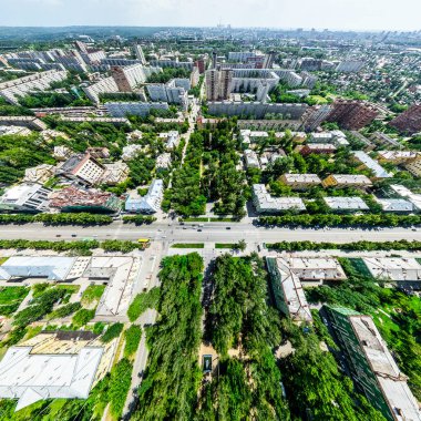 Kesişen yollar, evler, binalar, parklar ve otoparklar olan havacılık şehri manzarası. Güneşli yaz panoramik resmi