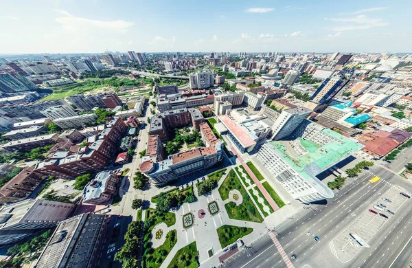 Vista aerea sulla città con crocevia e strade, case, edifici, parchi e parcheggi. Estate soleggiata immagine panoramica — Foto Stock