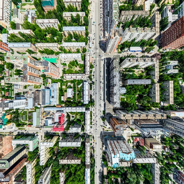 Kesişen yollar, evler, binalar, parklar ve otoparklar olan havacılık şehri manzarası. Güneşli yaz panoramik resmi — Stok fotoğraf