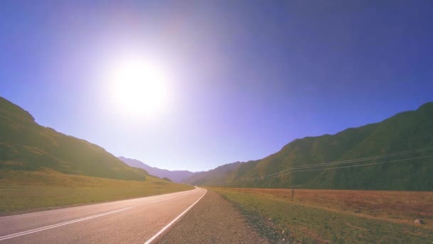 Bergweg timelapse in de zomer of herfst zonsondergang zonsopgang tijd. Wilde natuur en platteland. — Stockvideo