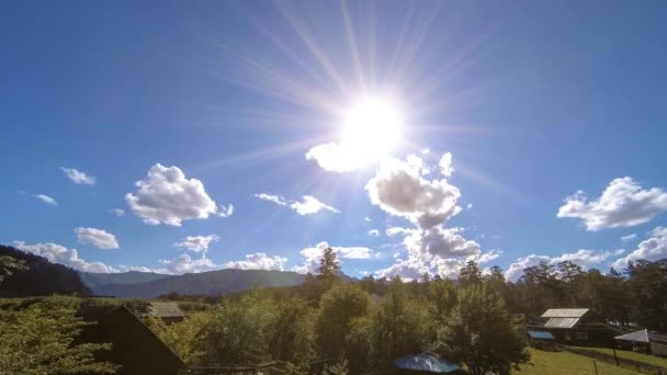 Hegyi falu időeltolódása nyáron vagy ősszel. Vad ázsiai természet és vidéki terület. — Stock videók