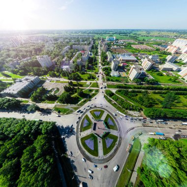 Kesişen yollar ve yollar olan havacılık şehri manzarası, binalar. Helikopter vuruldu. Panoramik resim.