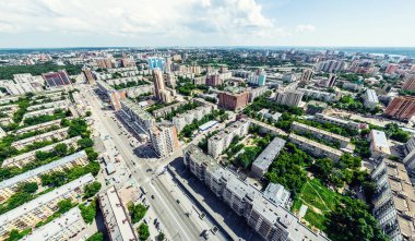 Kesişen yollar, evler, binalar, parklar ve otoparklar olan havacılık şehri manzarası. Güneşli yaz panoramik resmi
