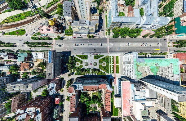 Luftaufnahme der Stadt mit Kreuzungen und Straßen, Häusern, Gebäuden, Parks und Parkplätzen. Sonniges Sommerpanorama — Stockfoto