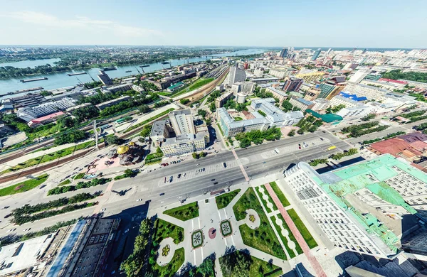 Luftaufnahme der Stadt mit Kreuzungen und Straßen, Häusern, Gebäuden, Parks und Parkplätzen. Sonniges Sommerpanorama — Stockfoto