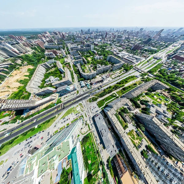 Luftaufnahme der Stadt mit Kreuzungen und Straßen, Häusern, Gebäuden, Parks und Parkplätzen. Sonniges Sommerpanorama — Stockfoto