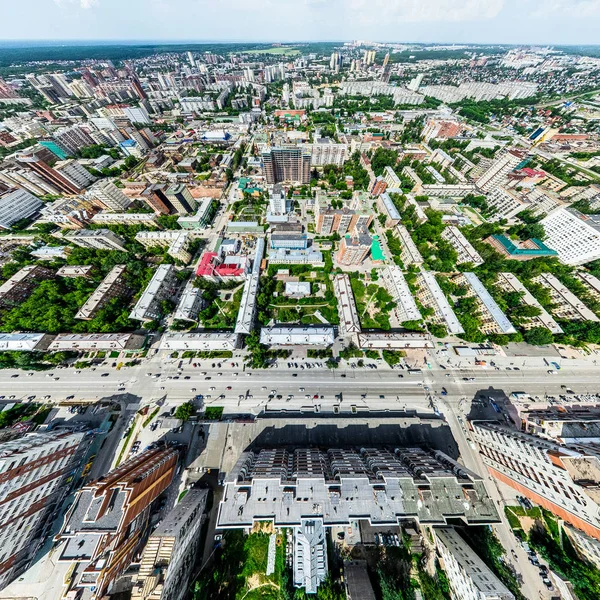 Vista aérea de la ciudad con encrucijadas y caminos, casas, edificios, parques y estacionamientos. Imagen panorámica soleada de verano — Foto de Stock