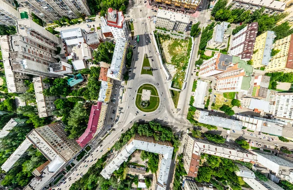 Luftaufnahme der Stadt mit Kreuzungen und Straßen, Häusern, Gebäuden, Parks und Parkplätzen. Sonniges Sommerpanorama — Stockfoto