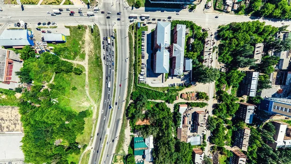 Luftaufnahme der Stadt mit Kreuzungen und Straßen, Häusern, Gebäuden, Parks und Parkplätzen. Sonniges Sommerpanorama — Stockfoto