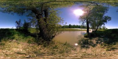 UHD 4K 360 VR Bir nehrin Sanal Gerçekliği güzel dağ ormanlarında kayaların üzerinden akıyor