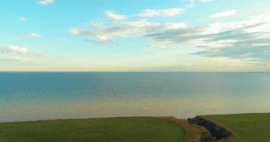 Bulutların üzerinde Yalı ve günbatımı hava hyperlapse. Timelapse drone fly okyanus banka. Yüksek hızlı yatay hareketli.