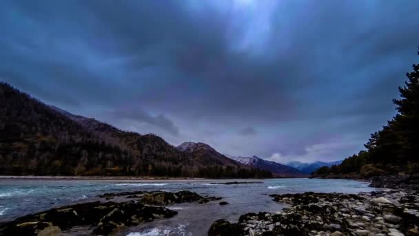 Time lapse shot of a river near mountain forest. Huge rocks and fast clouds movenings. — Stock Video