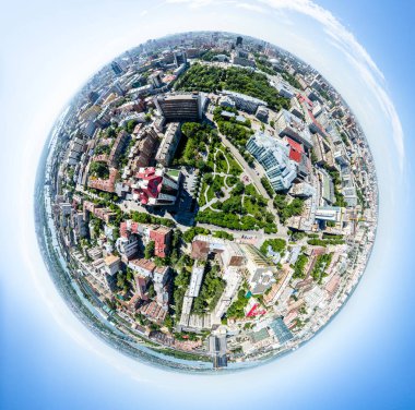 Yolları, evleri ve binaları olan havacılık şehri manzarası.