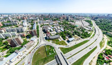 Kesişen yollar, evler, binalar, parklar ve otoparklar olan havacılık şehri manzarası. Güneşli yaz panoramik resmi