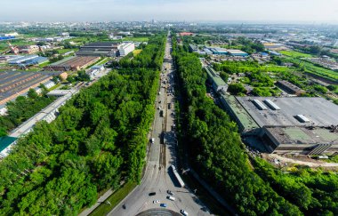 Kesişen yollar ve yollar olan havacılık şehri manzarası, binalar. Helikopter vuruldu. Panoramik resim.
